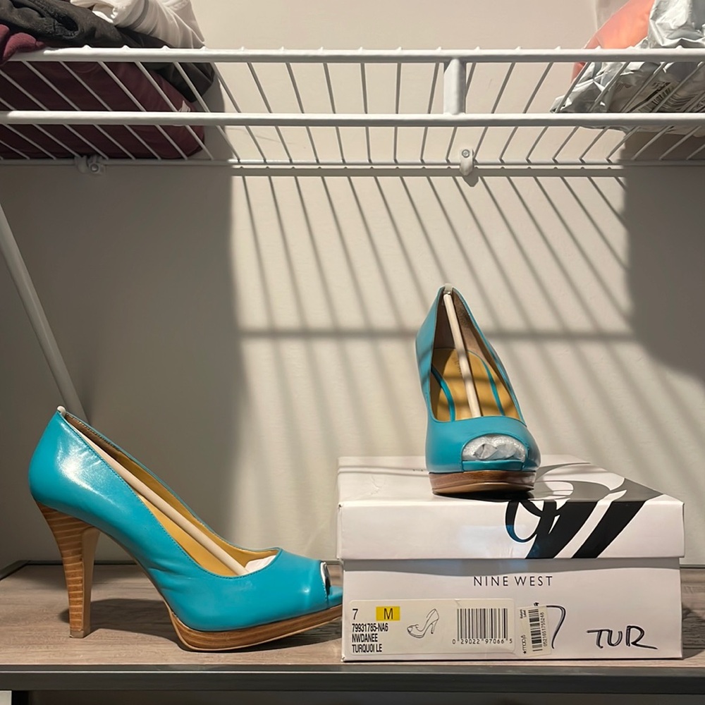 Turquoise Nine West peep toe with wooden heel